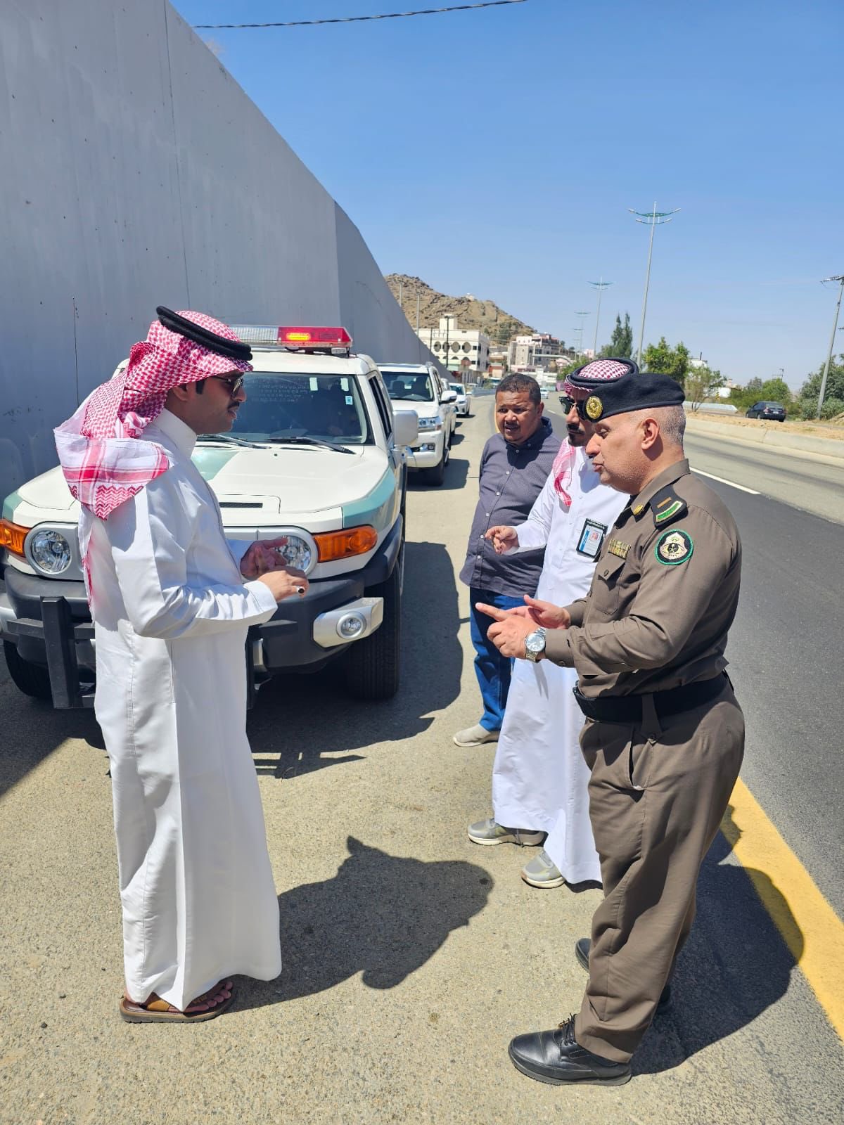 The mayor of Al-Qura Governorate stood in the field, accompanied by the director of village traffic, in the presence of the director of project management in the municipality