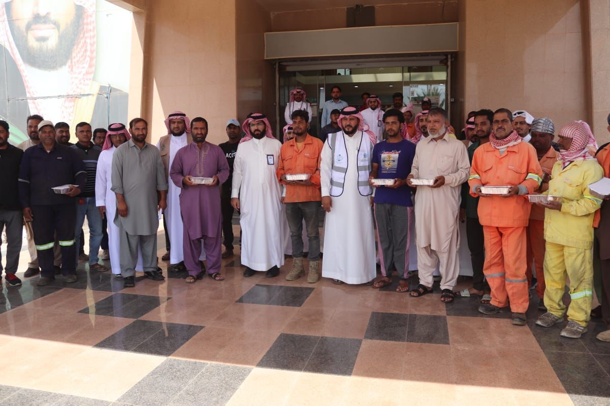 Ikram initiative by distributing meals to municipal workers
