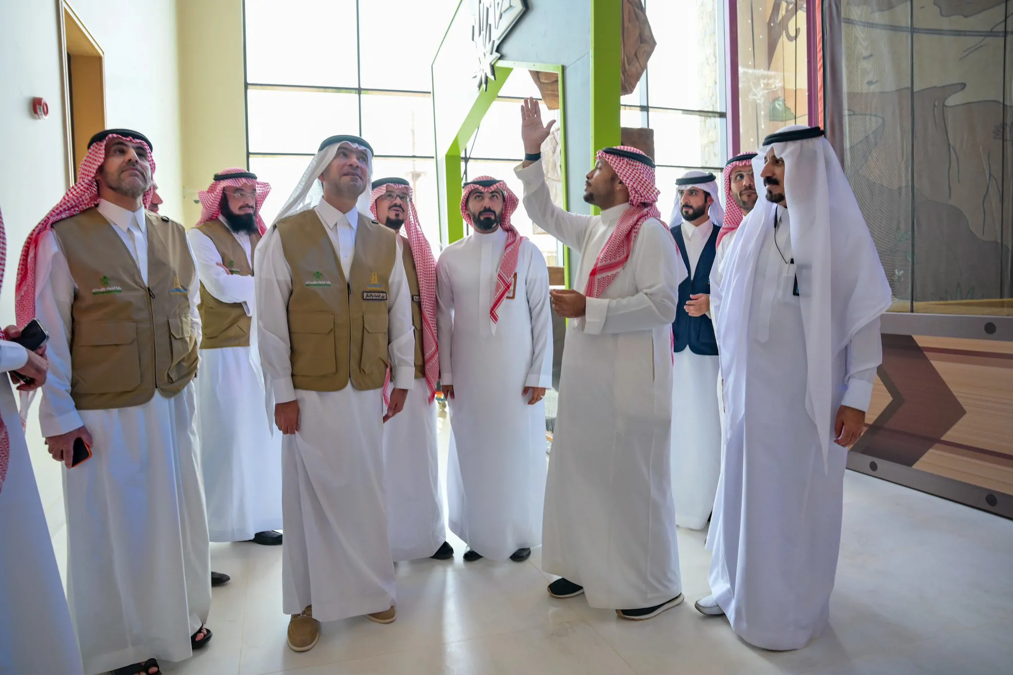 وزير البلديات والإسكان يطلع على مشروع قمرة حديقة العسل