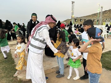 توزيع هدايا وطنية للجمهور الحاضر في احتفال أهالي المحافظة بمناسبة اليوم الوطني93
