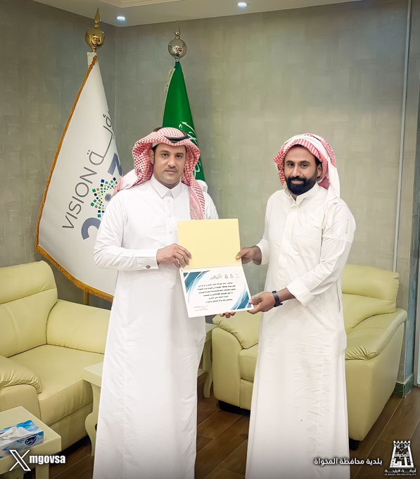 The Mayor of Al-Makhwah Governorate honored the employee Safi Abdullah Al-Omari