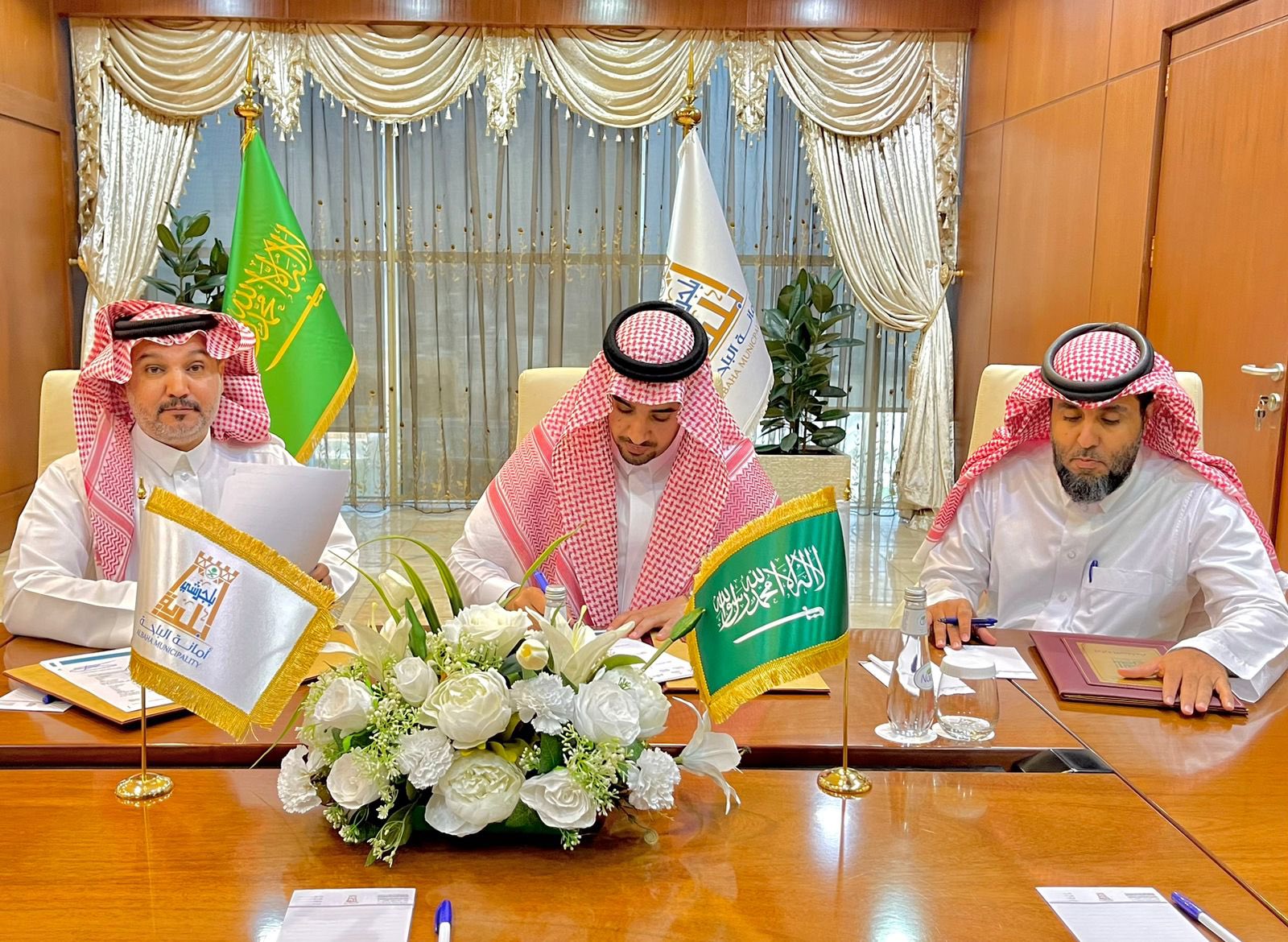 وقع سعادة رئيس بلدية بلجرشي م/محمد بن عبدالوهاب الصعيري عقد انشاء وتشغيل نشاط تجاري سكني
