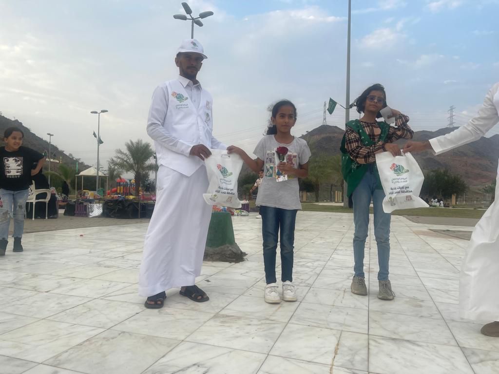 توزيع الورود والهدايا بمناسبه اليوم الوطني السعودي92